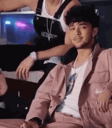 Look Pointing GIF - Look Pointing Joel Pimentel GIFs