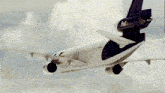 a plane that has the letter l on the side