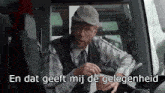 a man in a plaid shirt and tie is sitting in a car with the words " en dat geeft mij de gelegenheid " below him