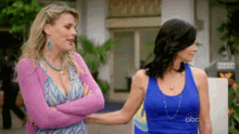 cougar town yes yay hugs courtney cox
