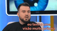 a man with a beard says eu tenho uma visão muito propria