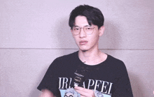 a man wearing glasses and a t-shirt that says " irl appel "