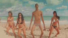 высокий парень танцует на пляже с девушками GIF - Tall Guy Dancing GIFs