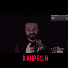 a man speaking into a microphone with the words vallahi sen kahpesin written below him