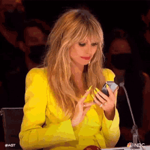 Using The Phone Americas Got Talent GIF - Using The Phone Americas Got Talent Agt GIFs