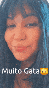 a close up of a woman 's face with the words " muito gata " above her