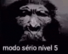 a black and white photo of a man 's face with the words `` modo serio nivel 5 '' below it .