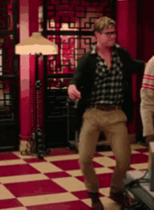 Chris Hemsworth Kevin GIF - Chris Hemsworth Kevin Dance Moves GIFs