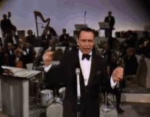 Snapping Fingers Frank Sinatra GIF - Snapping Fingers Frank Sinatra Dancing GIFs