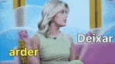 a woman is sitting on a pink couch with the words arder and deixar behind her