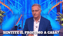 Paolo Bonolis Sentite Il Profumo A Casa GIF - Paolo Bonolis Sentite Il Profumo A Casa Ciao Darwin 9 GIFs