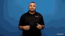 a man giving two thumbs up in front of a blue background with the word soun on it