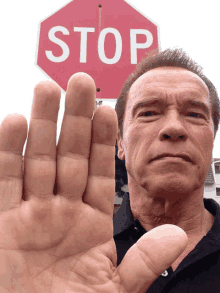 Arnold Schwarzenegger GIF - Arnold Schwarzenegger Arnoldhalt GIFs