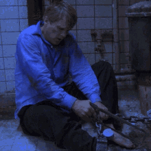 sawing through the chain cary elwes lawrence gordon saw trying to get free