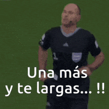 a man in a black jersey says una mas y te largas !!