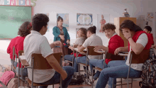 a classroom with a sign that says vendo
