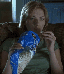 Assistindo Eating Popcorn GIF - Assistindo Eating Popcorn Movie Time GIFs