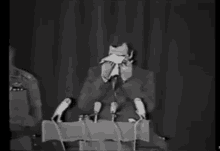 صدام حسين واحد يبكي GIF - Saddam Hussein Crying Speech GIFs