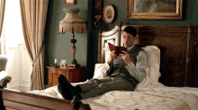 Matthew Goode Reading GIF - Matthew Goode Reading Actor GIFs