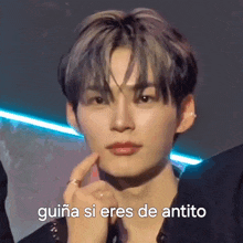 a close up of a person 's face with the words guiana si eres de antito written on it