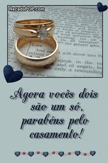 a couple of wedding rings on top of a bible with recadopop.com written on the bottom
