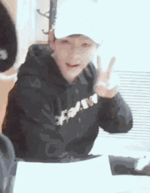 Onew Peace Sign GIF - Onew Peace Sign Shinee GIFs