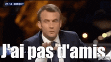 a man in a suit and tie is making a funny face and says `` j ' ai pas d ' amis '' .