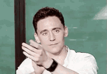 鼓掌 GIF - Tom Hiddleston Clap Clapping GIFs