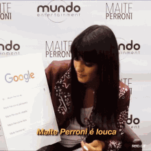 a woman is looking at a google search for maite perroni e louca