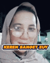a woman wearing glasses and a hijab with the words keren banoet euy written below her