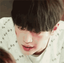 서강준 다침 부상 슬픔 슬픈 눈물 입원 병원 환자 환자복 치즈인더트랩 GIF - Seo Kangjoon Injured Sad GIFs