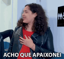 a woman wearing a black leather jacket says acho que apaixonei