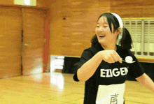 a girl wearing a shirt that says " eigen " on it