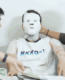 a man wearing a white shirt that says wandas