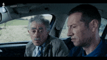 two men are sitting in a car with the word rtl on the bottom of the screen