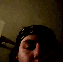a blurry picture of a person wearing a black hat with the letter t on it