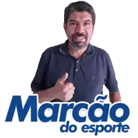 a man giving a thumbs up with 45223 a força do esporte