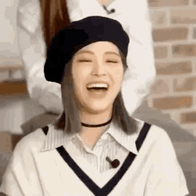T2704 Laughing GIF - T2704 Laughing Itzy - Discover & Share GIFs