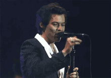 One Direction Harry Styles GIF - One Direction Harry Styles Wave GIFs