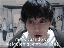 a close up of a man 's face with the words mark cuando ve a alguien que no es nana on the bottom