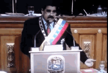 Nicolas Maduro Tumba Vaso De Agua GIF - Nioclas Maduro Nicolas Maduro GIFs
