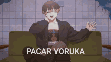 a picture of a boy sitting on a couch with the words pacar yoruka below him