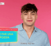 a man in a blue shirt says " mi talento oculto " in yellow
