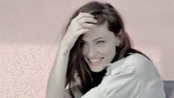 Absence / ralentissement || Dolly and co Phoebe-tonkin-smiling