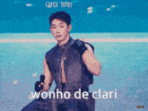 a man is giving a thumbs up with the words wonho de clari written below him