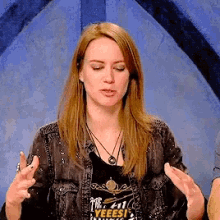 a woman is wearing a shirt that says 411 yeeesi