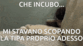 a cat laying on a bed with the words che incubo written above it