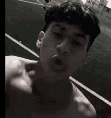 a black and white photo of a shirtless man with the words que humilde behind him