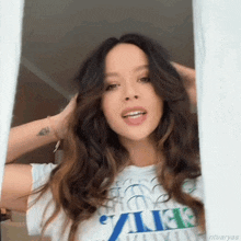 a woman wearing a t-shirt that says feliz