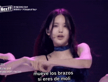 a girl is dancing with the words mueve los brazos si eres de moli on the bottom